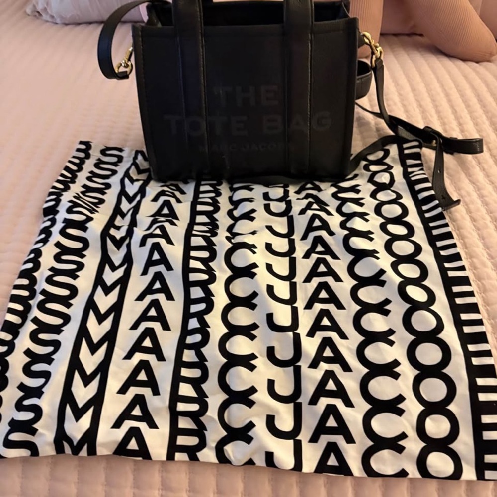 excellent condition BLACK SMALL MARC JACOBS TOTE